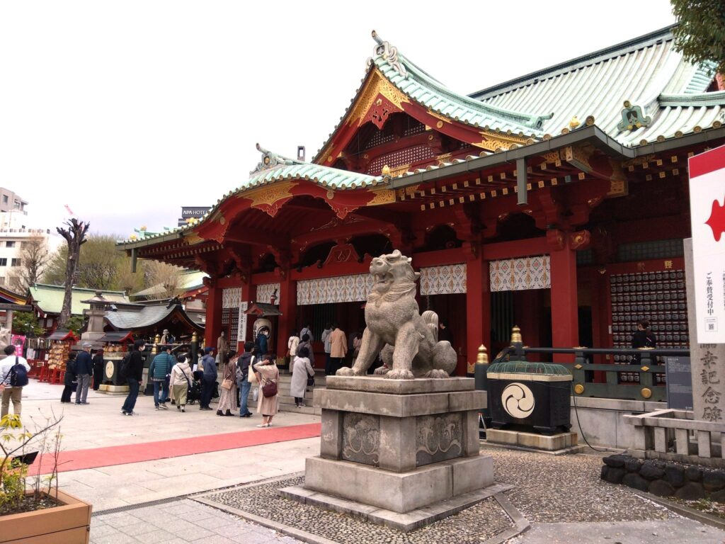 prière dans un sanctuaire japonais à distance