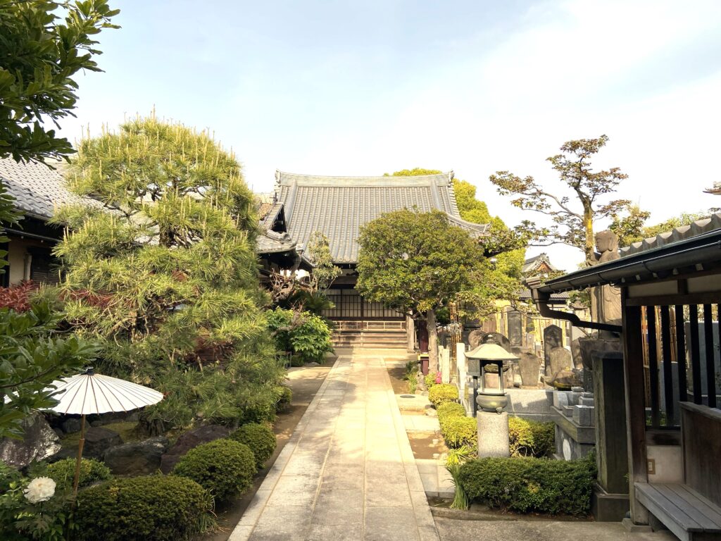 prière dans un sanctuaire japonais à distance